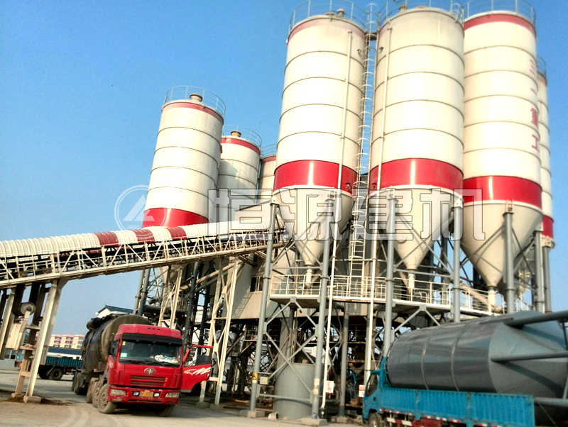 HZS180混凝土攪拌站設(shè)備多少錢？HZS180型攪拌站設(shè)備產(chǎn)能分析