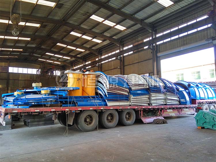 客戶訂購的片狀水泥倉（片裝水泥罐），裝了滿滿一車，準備發(fā)貨