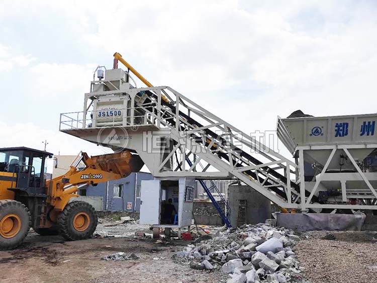 浙江客戶現(xiàn)場(chǎng)，75型移動(dòng)攪拌站安裝完畢，開(kāi)始試機(jī)