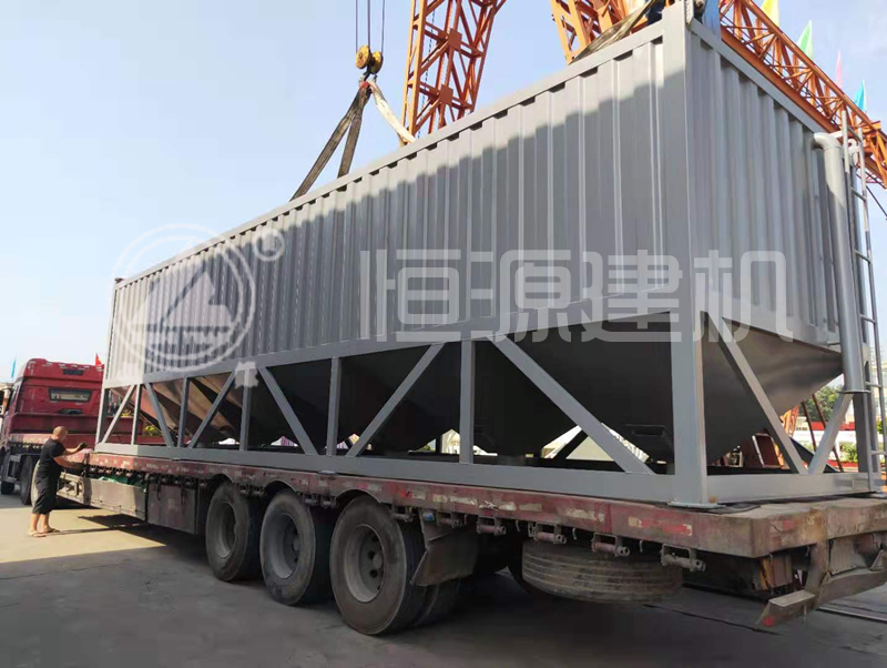恒源建機臥式水泥倉發(fā)貨裝車現(xiàn)場