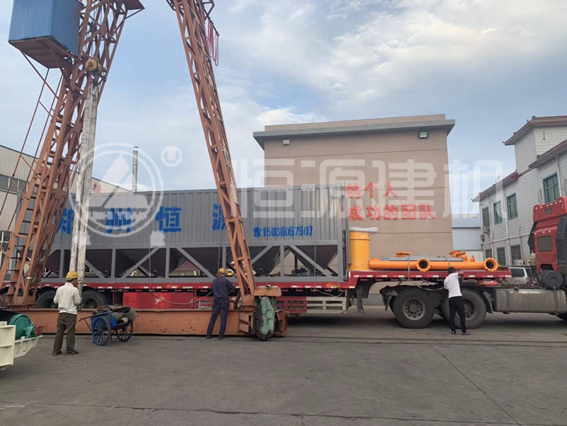 恒源建機(jī) 80T臥式水泥倉(cāng)裝車(chē)現(xiàn)場(chǎng)