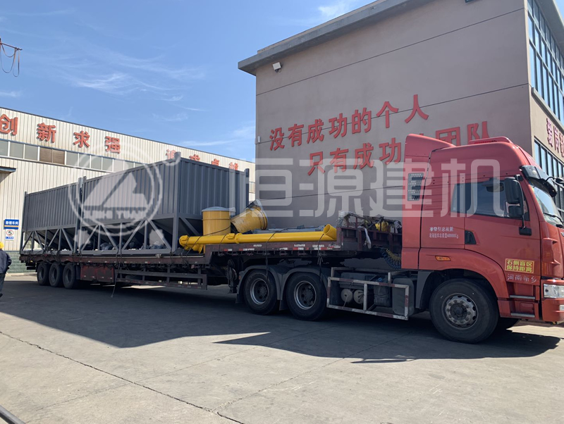 恒源建機(jī)兩臺(tái)50T臥式水泥倉(cāng)裝車現(xiàn)場(chǎng)